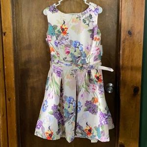 Floral dress with belt and pockets